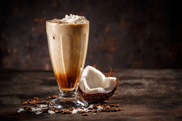 ビンテージの暗い背景においしいココナッツ風味コーヒーのガラス — ストック写真
