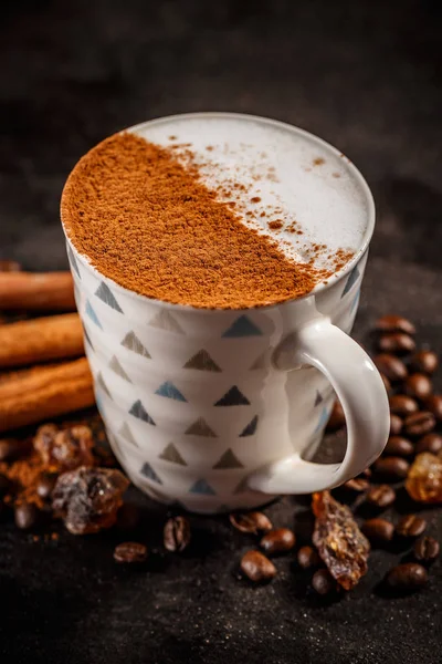 Winter Warmes Gewürzkaffeetrinken Auf Dunklem Hintergrund — Stockfoto
