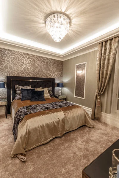 エレガントな古典的なベッドルームで大きな快適なダブルベッド ストック写真