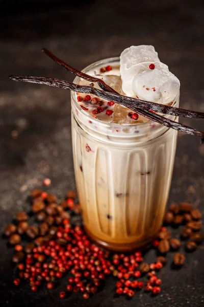 Zomer Drankje Iced Koffie Glas Gekruid Met Roze Peper Vanille Rechtenvrije Stockafbeeldingen