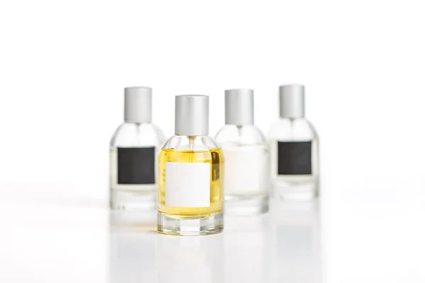 Frascos Perfume Com Rótulos Diferentes Fundo Branco — Fotografia de Stock