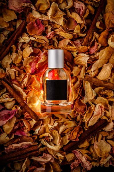 Flasche Parfüm Liegt Auf Getrocknetem Rosenblütenblatt Hintergrund — Stockfoto
