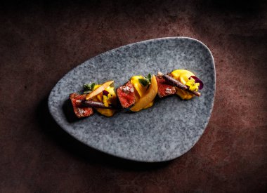 Tatlı patates püresi, beyazlatılmış mor havuç, ayva ile şarap reçel ile geyik sığır filetosu