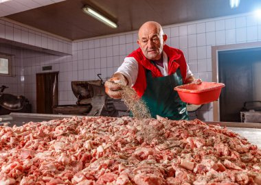 Sosis üretim hattı. Sosis et spicing kasap