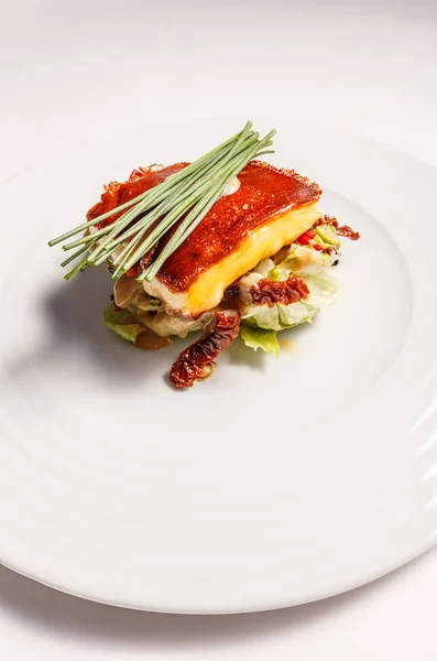 Gegrilde Zelfgemaakte Kaas Met Mosterd Salade Van Honing Gedroogde Tomaten — Stockfoto