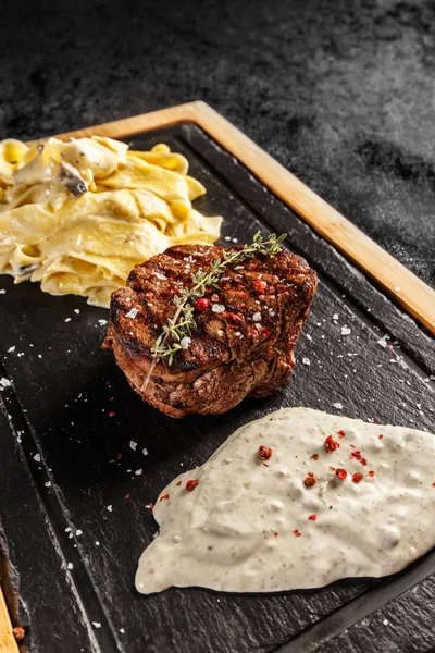 Biefstuk Van Ossenhaas Met Pasta Pappardelle Gorgonzola Saus — Stockfoto