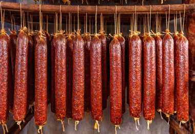 Et fabrika arka plan üzerinde sopa salam, füme