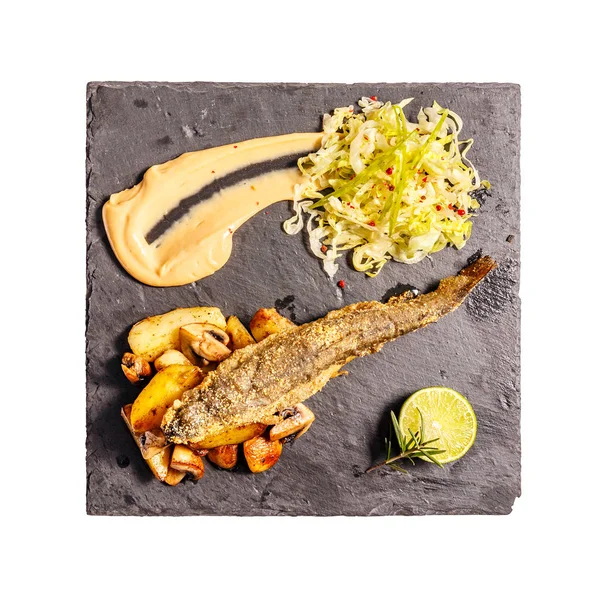 Knusprige Gebratene Forelle Salat Mit Wasabi Tonkatsu Sauce Und Bratkartoffeln — Stockfoto