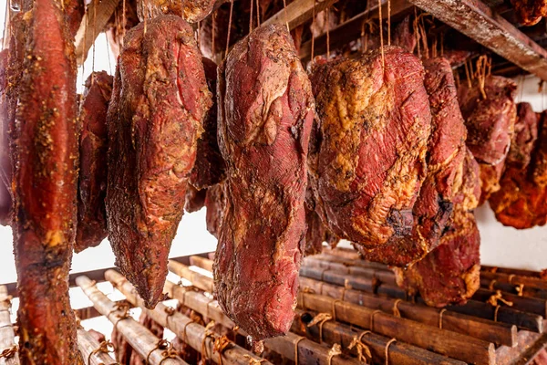 Gerookt Varkensvlees Een Vlees Fabriek Smokehouse Rechtenvrije Stockfoto's