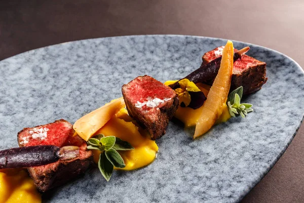 Filet Cerf Purée Patate Douce Carottes Violettes Blanchies Confiture Vin — Photo