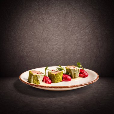 Fıstık ve fındıklı yeşil kabuklu domuz filetosu, pancar ve peynir soslu patates püresi.