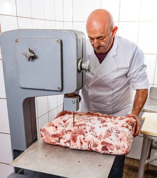 Мужчина Мясник Режет Мясо Пиле Мясокомбинате — стоковое фото