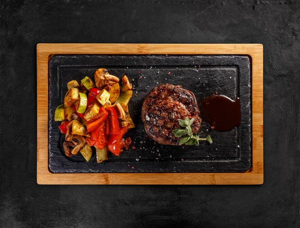 Verviel Argentijnse Ribeye Steak Met Gegrilde Groenten Barbecue Saus Met — Stockfoto