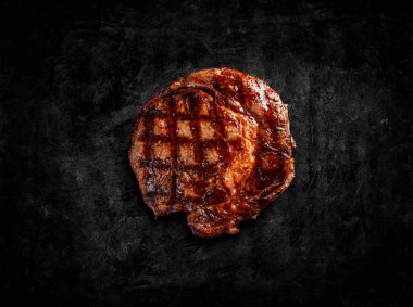 Siyah arka plan üzerine olgunlaştı Arjantinli antrikot biftek