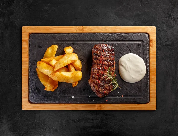Gerijpte Argentijnse Biefstuk Met Gouden Aardappelen Gorgonzola Saus — Stockfoto