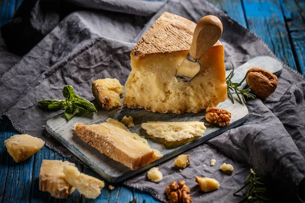 Věku Autentické Parmigiano Reggiano Parmazánem Nůž Sýr — Stock fotografie