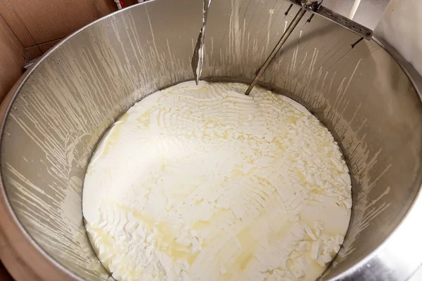 Bir Süthane Geleneksel Peynir Yapımı — Stok fotoğraf