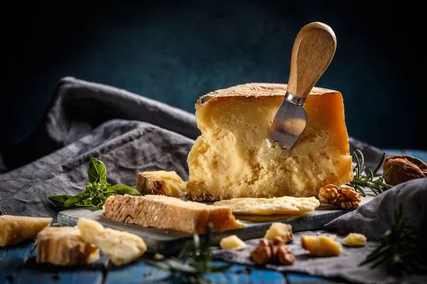 Composizione Formaggio Parmigiano Con Speciale Coltello Formaggio — Foto Stock