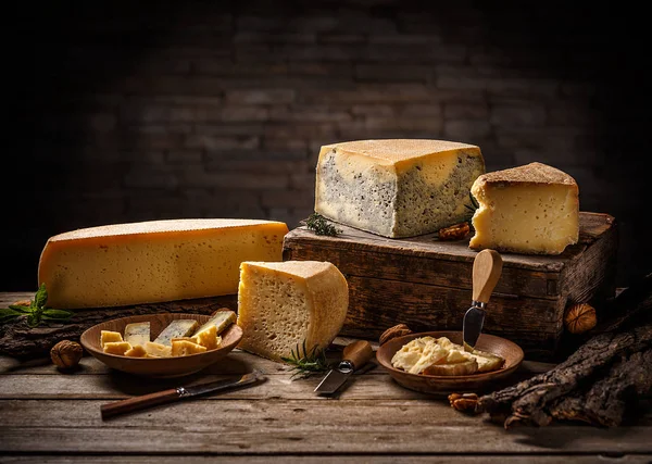 木製の背景に品揃えで国内生産のハードチーズ — ストック写真