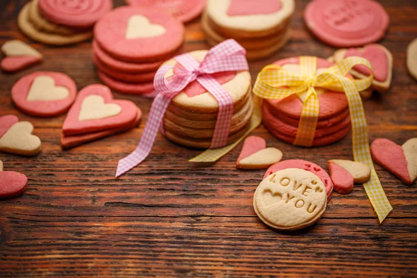 Hausgemachte Plätzchen Zum Valentinstag Auf Altem Holzgrund — Stockfoto