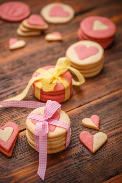 Bolinhos Forma Corações Amarrados Com Uma Fita Rosa Com Arco — Fotografia de Stock