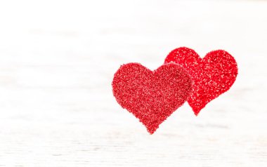 Beyaz ahşap arka plan üstüne yüzen kırmızı kalp