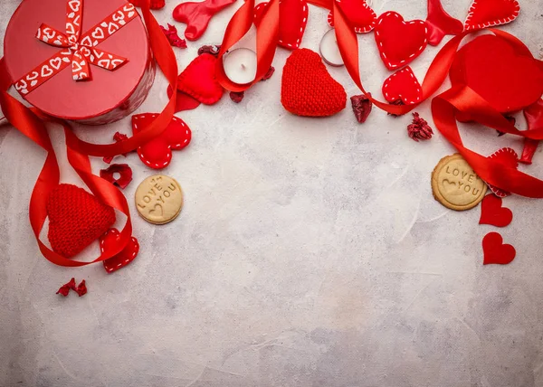 Rote Herzen Geschenke Und Kerzen Auf Weißem Hintergrund — Stockfoto