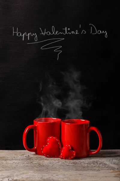 Par Tazas Con Texto Tiza Feliz Día San Valentín — Foto de Stock