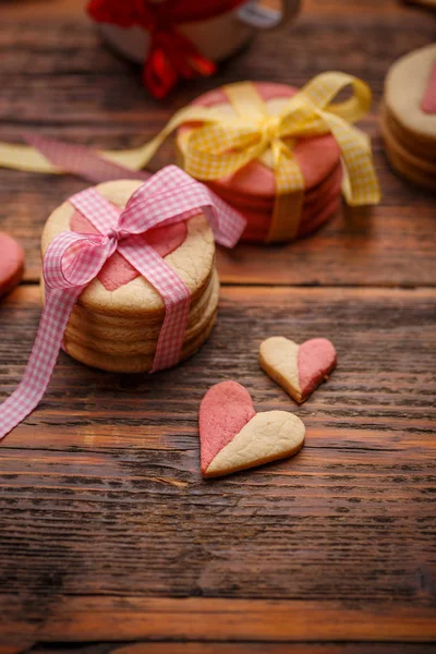 Rózsaszín Szalag Fából Készült Asztal Szív Alakú Cookie — Stock Fotó