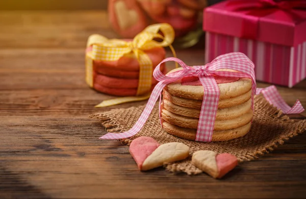 Biscotti San Valentino Con Nastro Rosa Sul Tavolo Legno — Foto Stock