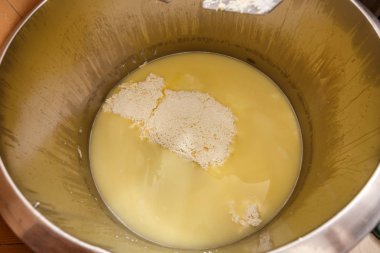 üretim süreci sırasında Taşınmakta olan taze fermente peynir