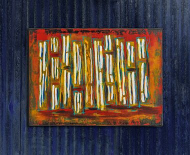 Soyut renkli yağlıboya, fırça şeritler, Attila Hajnal tarafından boyanmış, mavi metal duvara asılı