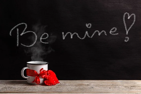 Mine Valentijnsdag Krijt Bestuur Ondertekenen Met Emaille Mok Rode Harten — Stockfoto