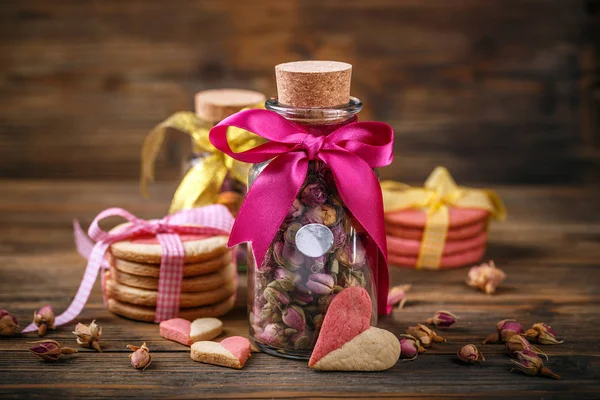 Chá Botões Rosa Jarra Vidro Biscoitos Forma Coração — Fotografia de Stock