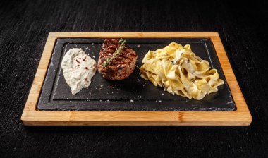 Makarna pappardelle ve yeşil biber soslu bonfile biftek