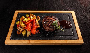 Izgara sebzeli biftek ve kola soslu barbekü.