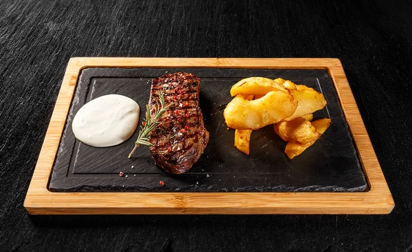 Sirloin Steak Met Gouden Aardappelen Gorgonzola Saus — Stockfoto