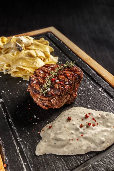 Biefstuk Van Ossenhaas Met Pasta Pappardelle Groene Pepersaus — Stockfoto