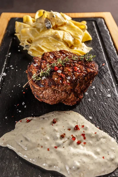 Biefstuk Van Ossenhaas Met Pasta Pappardelle Groene Pepersaus — Stockfoto