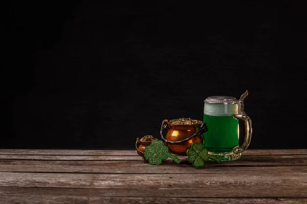 Έννοια Ημέρα Του Αγίου Πατρικίου Πράσινη Μπύρα Και Δοχείο Χρυσού — Φωτογραφία Αρχείου