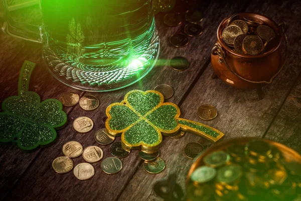 Zielone Piwo Shamrock Monety Drewnianym Stole Koncepcja Patrick Day — Zdjęcie stockowe