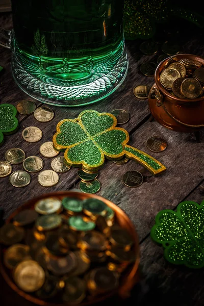 Concetto San Patrizio Trifogli Verdi Con Vaso Pieno Monete Oro — Foto Stock