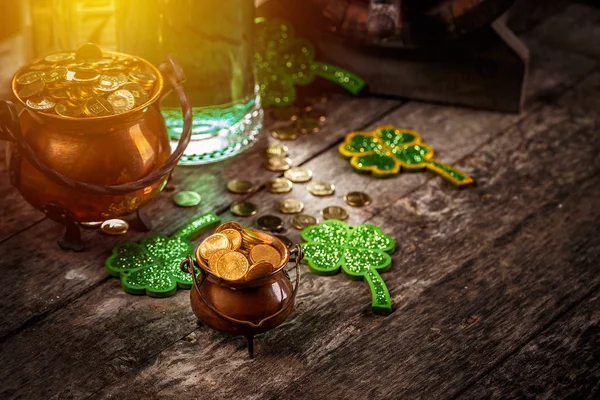 Aziz Patrick Günü Nde Altın Yonca Dolu Bir Çömlek — Stok fotoğraf