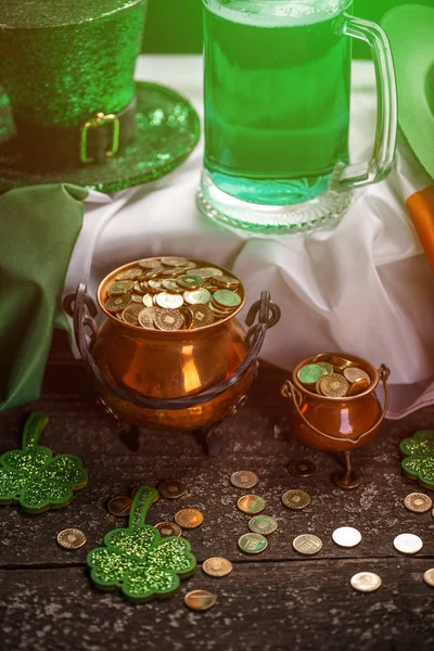 圣帕特里克节那天 在木制桌子上放满了金币 上面挂着爱尔兰国旗 绿啤酒 帽子和洗发水 — 图库照片