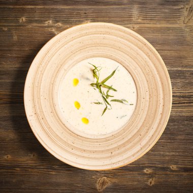 Düz kavrulmuş patates krem çorbası ile tarhun ahşap arka plan üzerinde göklere