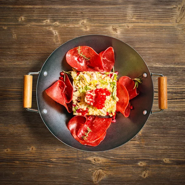 クスクスのサラダ自家製牛肉ハムとザクロ種子木製の背景の平面レイアウト — ストック写真