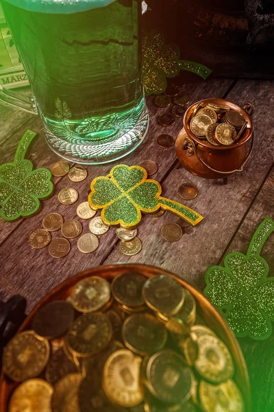 Πράσινα Τριφύλλια Τριφύλλια Ξύλινο Φόντο Πολλά Χρυσά Νομίσματα Και Μια — Φωτογραφία Αρχείου