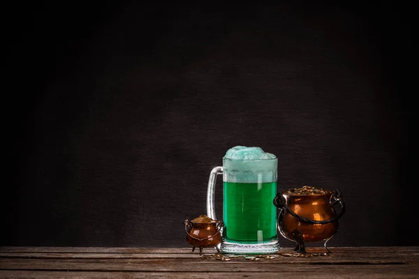 Pot Met Munten Groene Bier Houten Tafel Patricks Dag Concept — Stockfoto