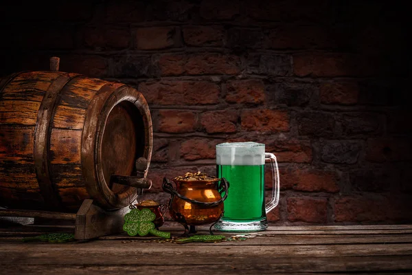 Grünes Bier Shamrock Und Münzen Auf Holztisch Patrick Day Concept — Stockfoto