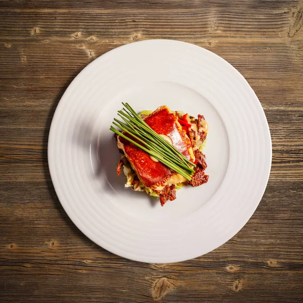 Flache Lage Von Gegrilltem Käse Mit Salat Auf Holzgrund — Stockfoto